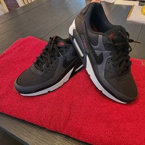 Men's Nike AirMax size 9.5 Black/Black/Bordeaux